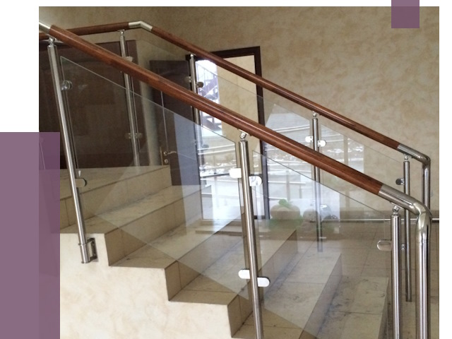 Комбинированные перила из металла и дерева в Малгобеке